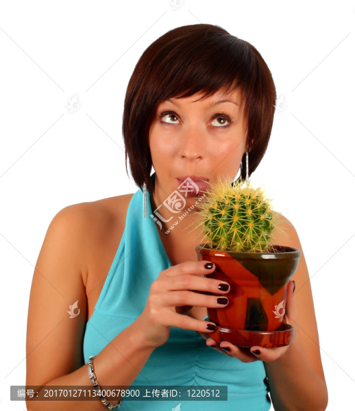 年輕的女孩舔仙人掌花盆