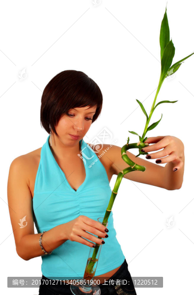 帶竹子的年輕女孩