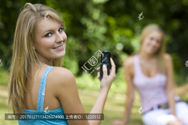 帶手機相機的女孩