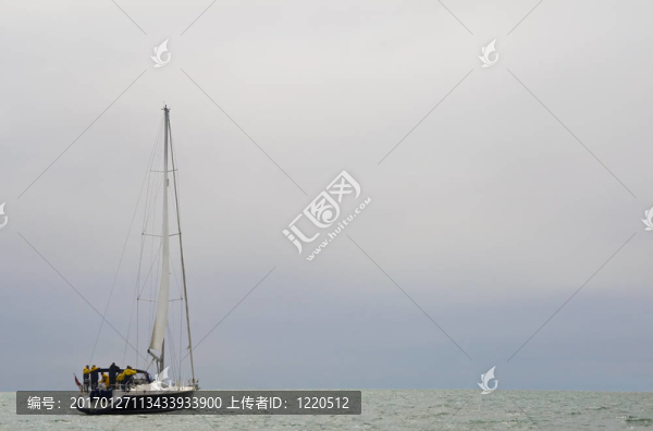 在地平線上航行