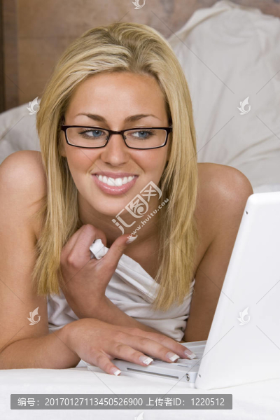 女人在床上使用筆記本電腦