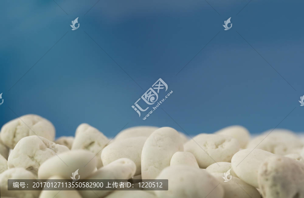 白色海灘上的鵝卵石