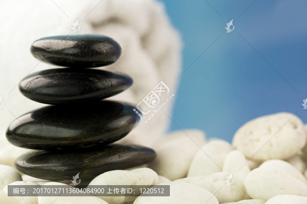 沙灘上的白色毛巾和鵝卵石