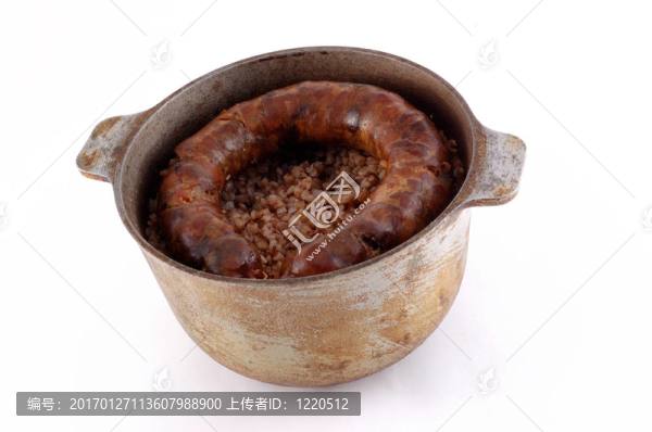 有粥和香腸的平底鍋