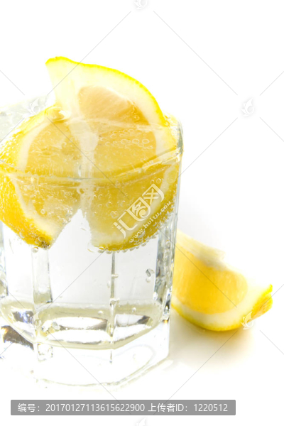 蘇打水和檸檬片
