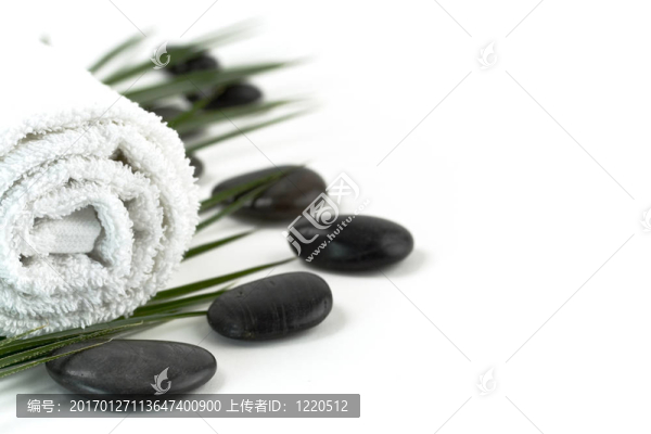 卵石；毛巾和棕櫚葉