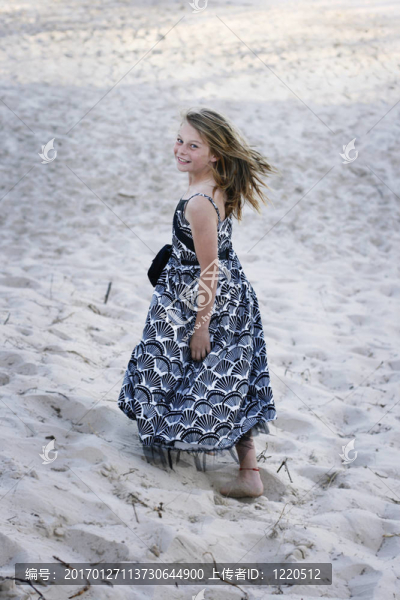 美麗的少年在海灘上散步。