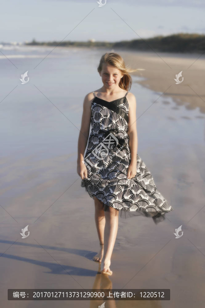 美麗的少年在海灘上散步。