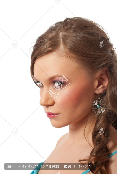 年輕女性的畫像看著你孤立