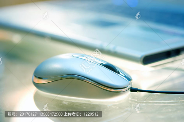 鼠標(biāo)在灰塵的桌子上