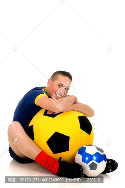 踢足球；足球