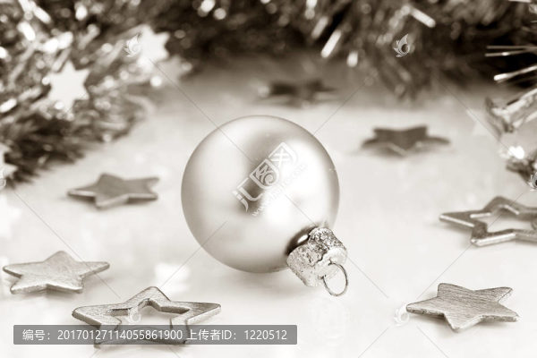 一系列閃亮的圣誕飾品