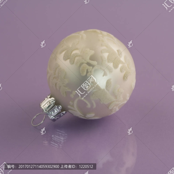 紫色背景上的圣誕球