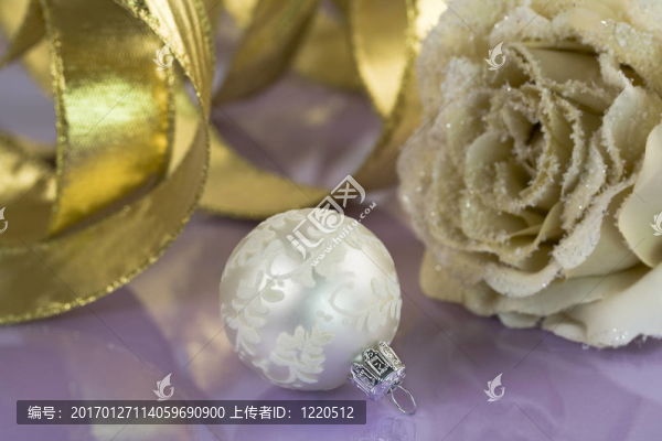 磨砂人造玫瑰；在紫色背景的絲帶，白球