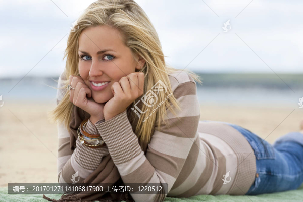 美麗的女孩在海灘上