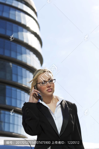 漂亮的女銀行家在電話里