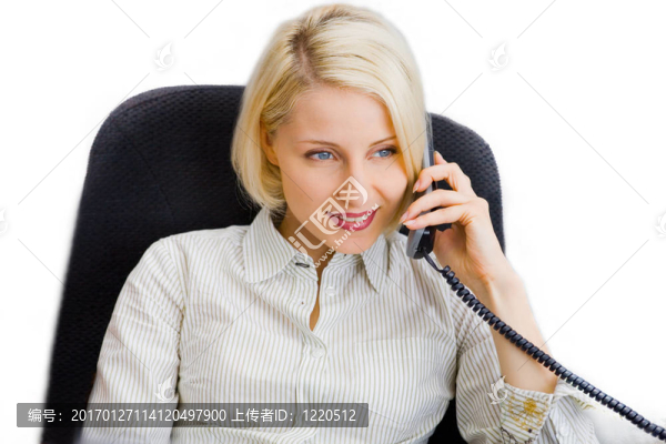 年輕的女商人談辦公室的電話