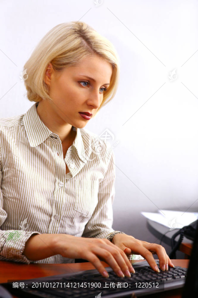 年輕的商人正在辦公室里compjuter