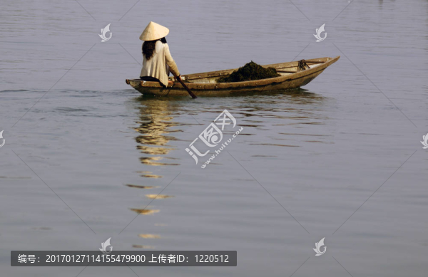 船在下龍灣