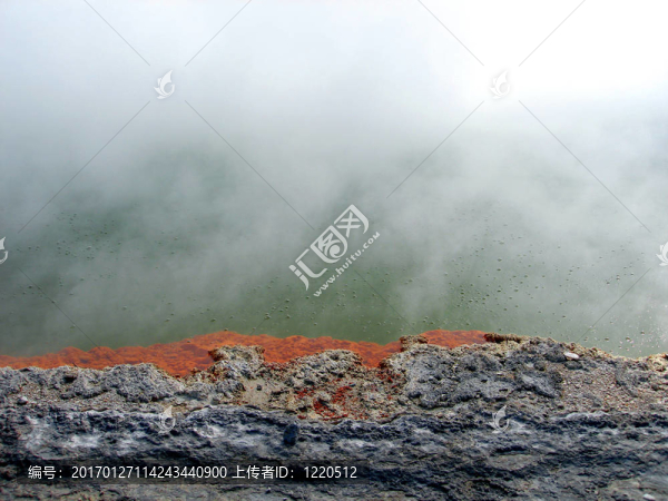 在熱備用的香檳池Waiotapu地?zé)峄顒?dòng)；羅托魯阿；新西蘭