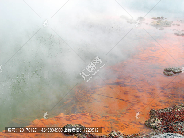 在熱備用的香檳池Waiotapu地?zé)峄顒?dòng)；羅托魯阿；新西蘭