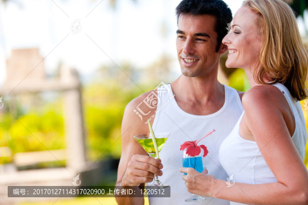夫婦享受飲料