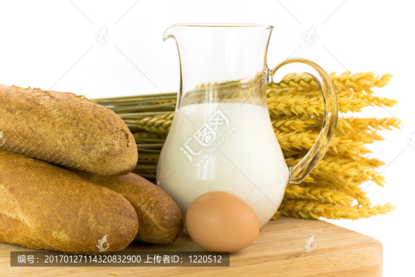 牛奶；雞蛋；面包