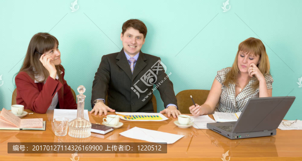 業(yè)務(wù)團隊坐在桌上