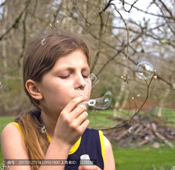 好看的女孩吹泡泡