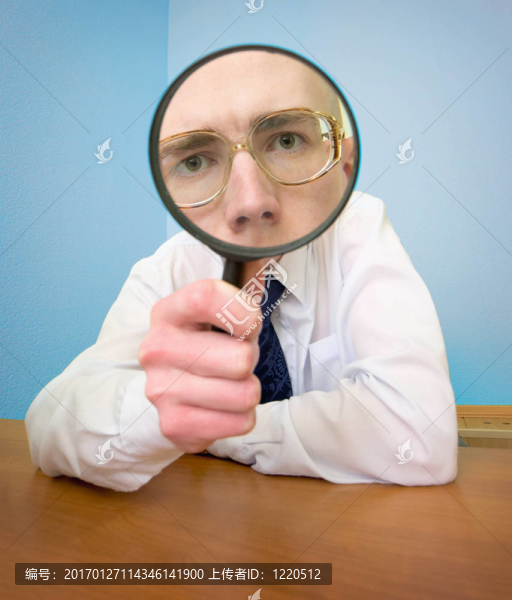 男人手拿有放大鏡
