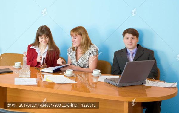 業(yè)務(wù)團(tuán)隊(duì)坐在桌上
