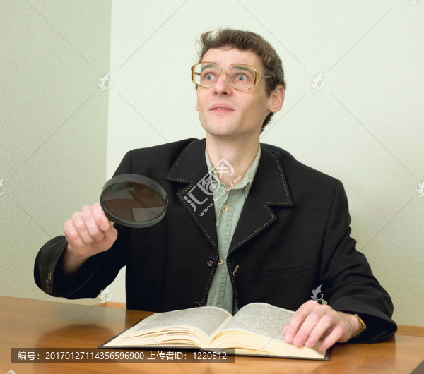 在眼鏡的人讀的書