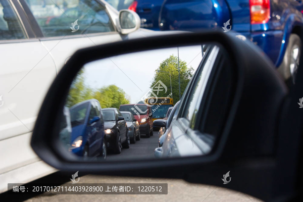 在汽車(chē)的鏡子里的反射