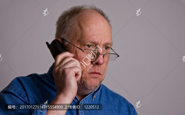 老家伙在電話里壞消息-匯圖網(wǎng) www.fosd68.com 老家伙在電話里壞消息