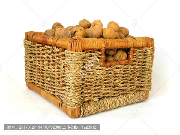 白色背景上的堅(jiān)果籃子-匯圖網(wǎng) www.fosd68.com 白色背景上的堅(jiān)果籃子