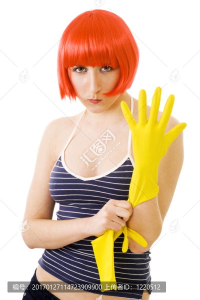戴紅色假發(fā)和黃色手套的女人