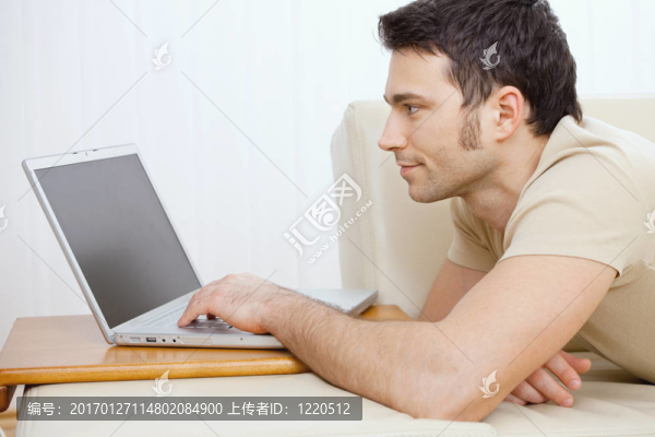 男子在家使用筆記本電腦