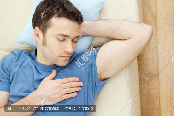 躺在沙發(fā)上的男人