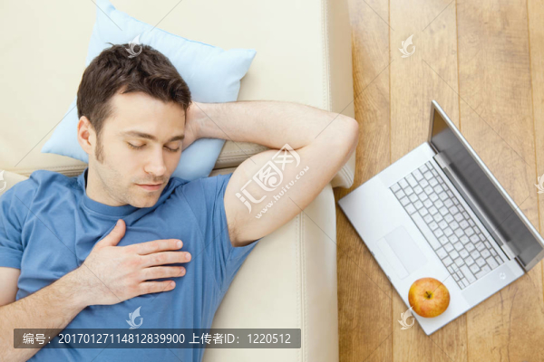 躺在沙發(fā)上的男人