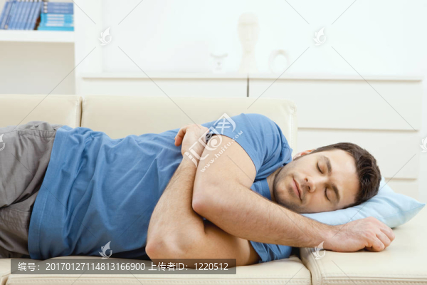 躺在沙發(fā)上的男人