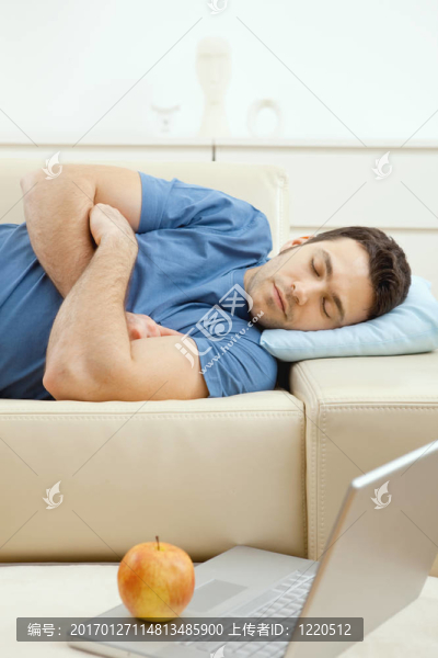 躺在沙發(fā)上的男人
