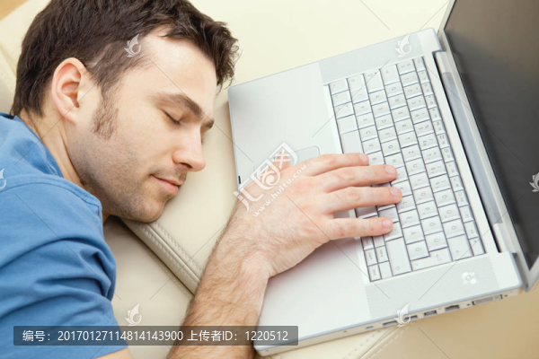 男人睡過(guò)了筆記本電腦