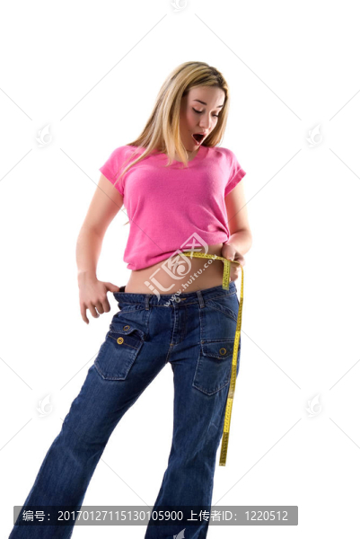 可愛的女孩測量她的小腰圍