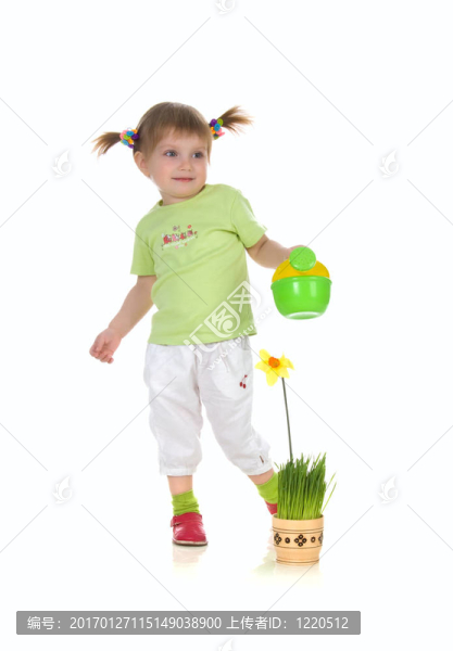 可愛的小女孩給花澆水