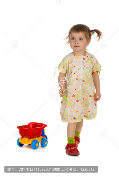 小女孩背著玩具車