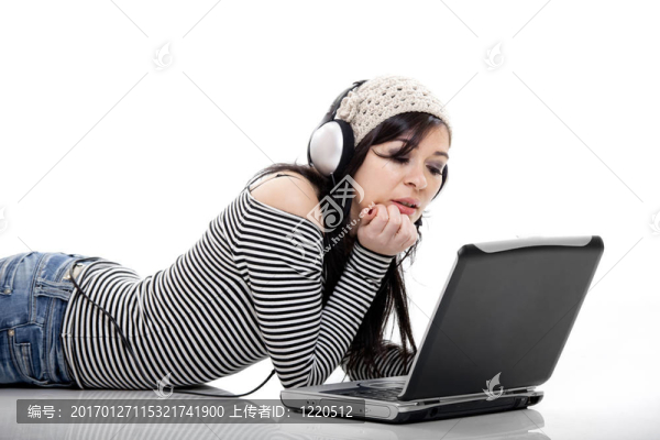 用筆記本電腦聽音樂