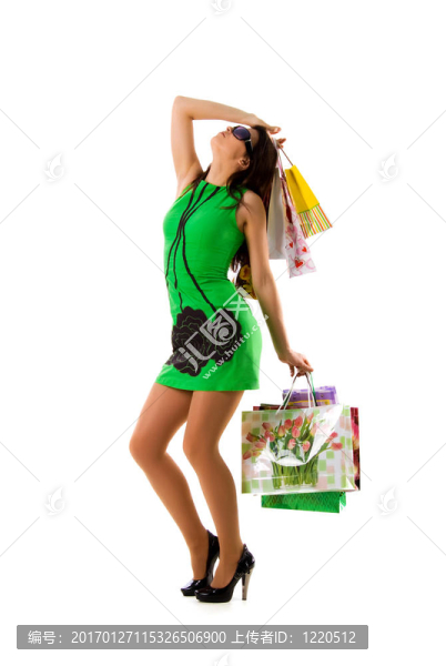 漂亮的女人在綠色和袋