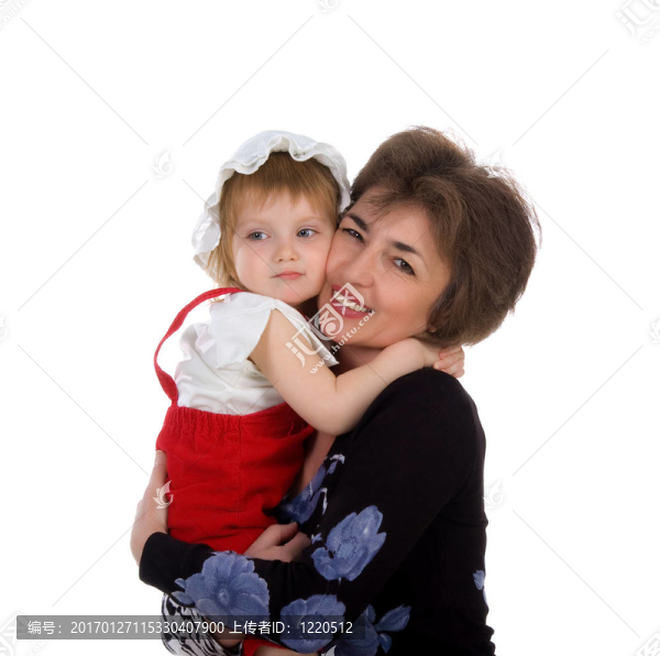 奶奶抱著她的小女兒