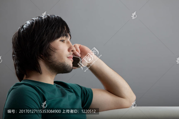 在談論手機