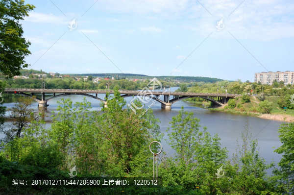 藍色的河上的大橋
